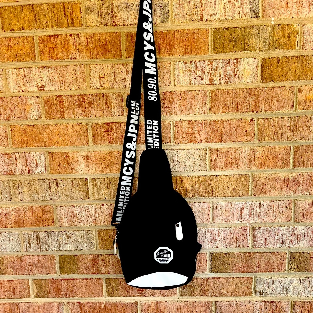1988 Limited Edition Sling Bag 💲
•crossbody for men (or women)